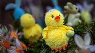 Ostersymbole werden am Palmsonntag vor der römisch-katholischen Kirche St. Franz von Assisi in Vilnius, Litauen, zum Verkauf angeboten, Sonntag, 13. April 2025. 