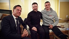 Mark Rutte NATO-főtitkár (balra) és Volodimir Zelenszkij ukrán elnök (középen) egy sebesült ukrán katonával Odesszában 2025. április 15-én