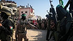 Militanti di Hamas e della Jihad islamica poco prima della consegna degli ostaggi thailandesi e israeliani a a Khan Younis, sud della Striscia di Gaza, giovedì 30 gennaio 2025
