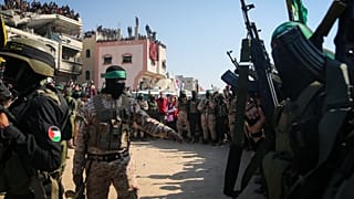 Militanti di Hamas e della Jihad islamica poco prima della consegna degli ostaggi thailandesi e israeliani a a Khan Younis, sud della Striscia di Gaza, giovedì 30 gennaio 2025