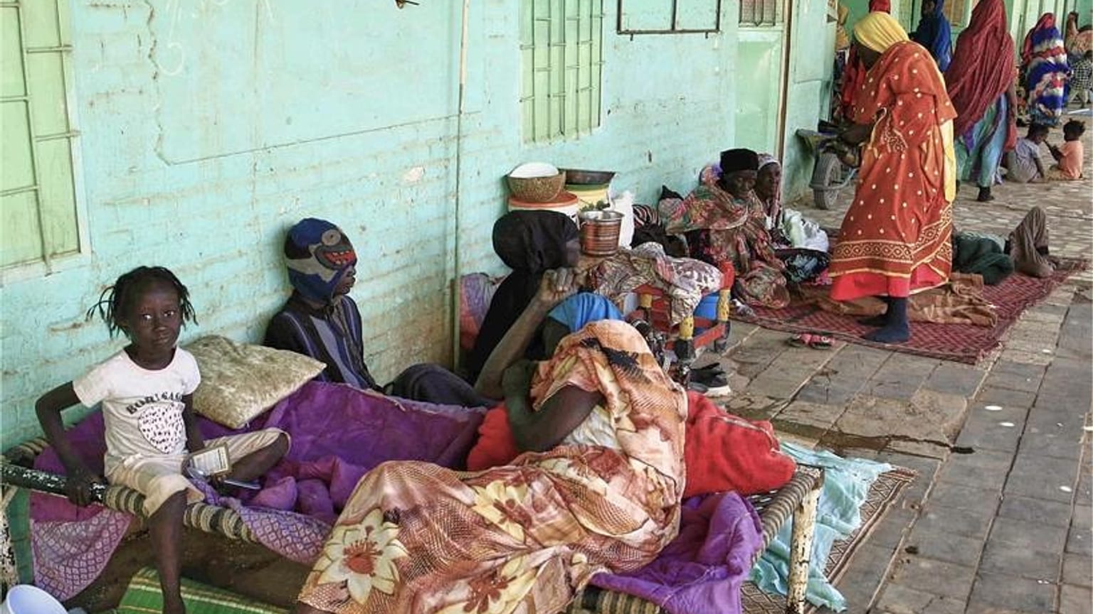 عائلات سودانية نازحة تحتمي في مدرسة بعد أن أخلوها الجيش السوداني من المناطق التي كانت تسيطر عليها قوات الدعم السريع شبه العسكرية في أم درمان