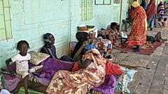 عائلات سودانية نازحة تحتمي في مدرسة بعد أن أخلوها الجيش السوداني من المناطق التي كانت تسيطر عليها قوات الدعم السريع شبه العسكرية في أم درمان