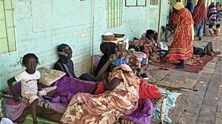 عائلات سودانية نازحة تحتمي في مدرسة بعد أن أخلوها الجيش السوداني من المناطق التي كانت تسيطر عليها قوات الدعم السريع شبه العسكرية في أم درمان