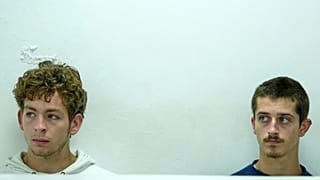 Los ciudadanos belgas Lornoy David, a la izquierda, y Seppe Lodewijckx, a la derecha, en el Palacio de Justicia del Aeropuerto Internacional Jomo Kenyatta de Nairobi, 15 de abril de 2025.