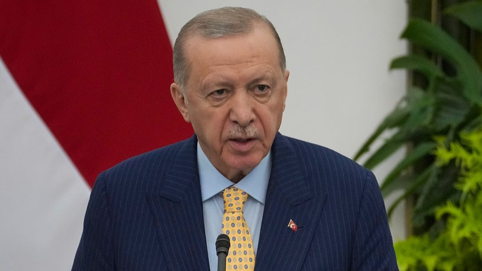 الرئيس التركي رجب طيب أردوغان يتحدث خلال مؤتمر صحافي، في إندونيسيا، في 12 شباط/فبراير 2025. 