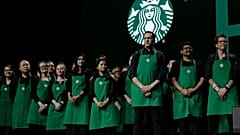 ARŞİV - Starbucks baristaları, Seattle'daki yıllık hissedarlar toplantısı sırasında sahnede, 20 Mart 2019.
