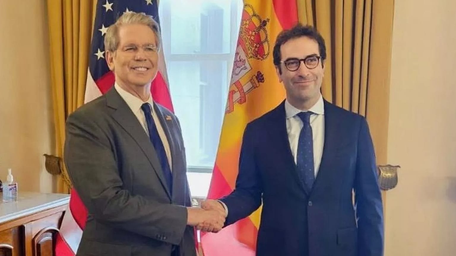 Scott Bressent le estrecha la mano a Carlos Cuerpo durante su reunión.