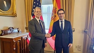 Scott Bressent aperta a mão de Carlos Cuerpo durante a reunião.