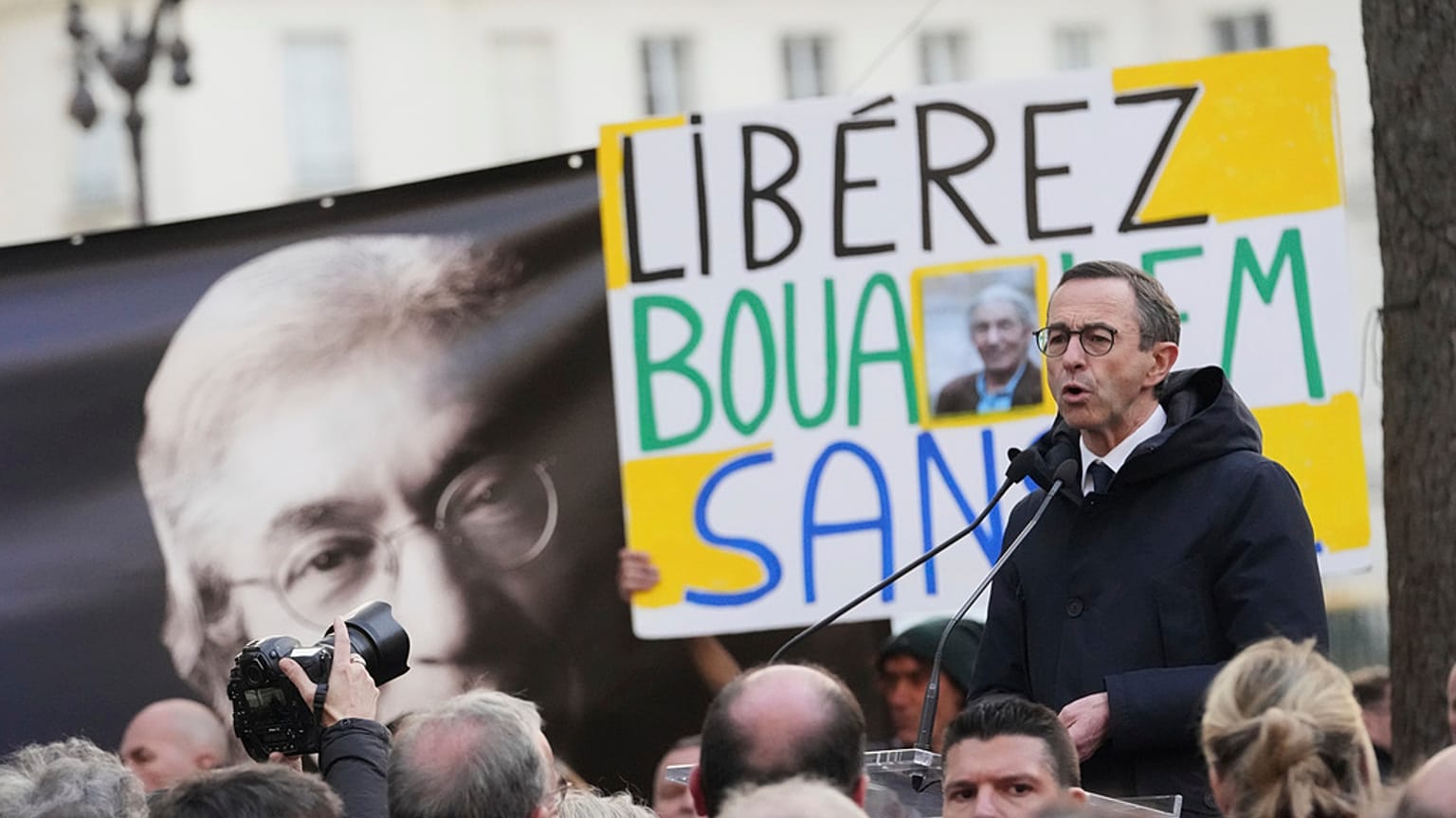 Il ministro degli Interni francese, Bruno Retailleau, durante una manifestazione a sostegno dello scrittore franco-algerino Boualem Sansal, a Parigi, martedì 25 marzo 2025.