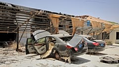 صورة تظهر المركبات المتضررة في مطار الخرطوم الدولي بعد يوم من استعادته من جانب قوات الدعم السريع شبه العسكرية، في الخرطوم، السودان، الخميس 27 مارس 2025.