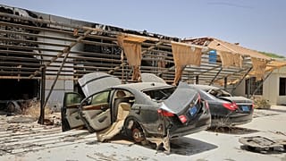 صورة تظهر المركبات المتضررة في مطار الخرطوم الدولي بعد يوم من استعادته من جانب قوات الدعم السريع شبه العسكرية، في الخرطوم، السودان، الخميس 27 مارس 2025.