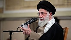 Верховный лидер Ирана аятолла Али Хаменеи выступает на встрече со студентами в Тегеране.