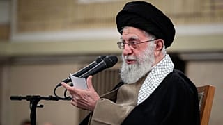 El líder supremo iraní, el ayatolá Alí Jamenei, habla durante una reunión con estudiantes, en Teherán.