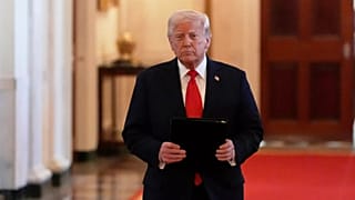 Başkan Donald Trump, Nisan Salı günü Beyaz Saray'ın Doğu Salonu'nda Donanma Midshipman futbol takımına Başkomutanlık kupası takdim töreninde konuşma yapmak üzere geldi.