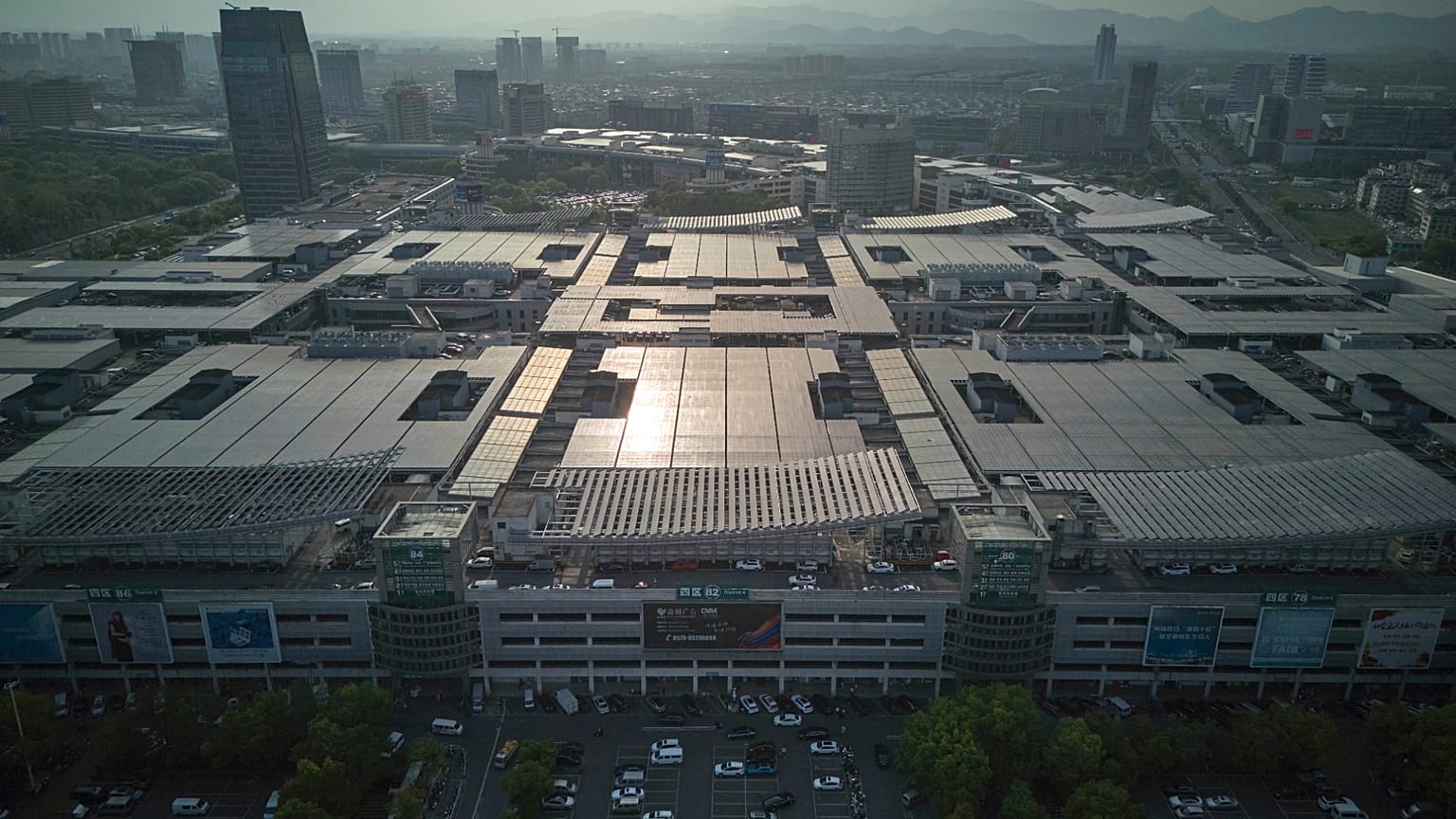 Arialansicht eines Teils des ausgedehnten Yiwu International Trade Market in Yiwu in der ostchinesischen Provinz Zhejiang, Donnerstag, 10. April 2025.