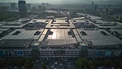 Вид с воздуха на часть разросшегося международного торгового рынка Иу в Иу, восточная китайская провинция Чжэцзян, четверг, 10 апреля 2025 года.