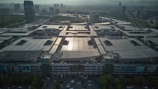 Вид с воздуха на часть разросшегося международного торгового рынка Иу в Иу, восточная китайская провинция Чжэцзян, четверг, 10 апреля 2025 года.