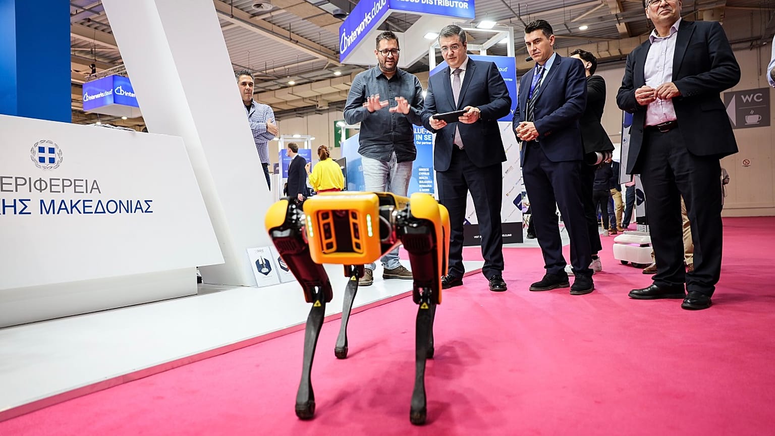 Un robot alla mostra Beyond 2025 in Grecia, con il commissario europeo Apóstolos Tzitzikostas.