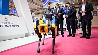 Un robot alla mostra Beyond 2025 in Grecia, con il commissario europeo Apóstolos Tzitzikostas.