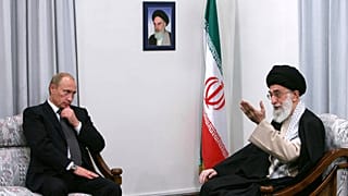 المرشد الأعلى الإيراني آية الله علي خامنئي، إلى اليمين، يتحدث مع الرئيس الروسي فلاديمير بوتين خلال اجتماع في طهران، إيران، في 16 أكتوبر/تشرين الأول 2007