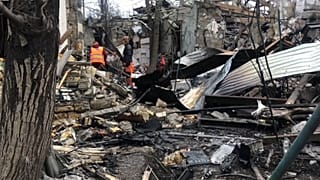 Megrongálódott otthon, miután orosz drón csapást mért a fekete-tengeri kikötővárosra, Odesára. 2025. április 16., szerda.