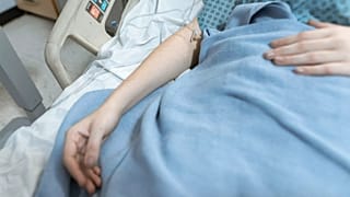Un paziente dell'ospedale viene mostrato a letto.