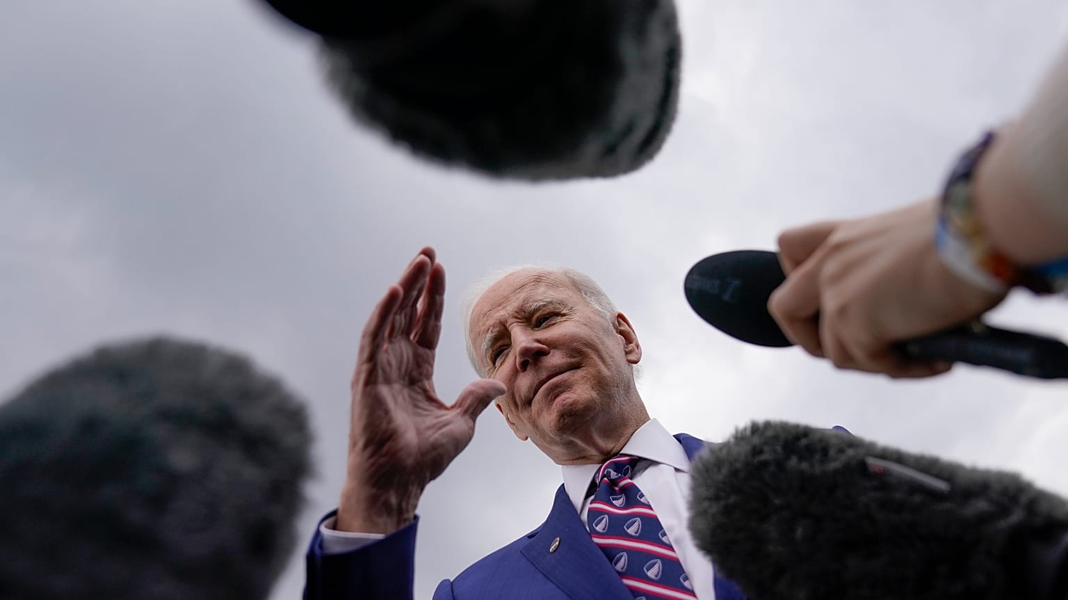 DOSYA: Joe Biden Morrisville, NC'deki Raleigh-Durham Uluslararası Havalimanı'nda gazetecilerle konuşurken, 28 Mart 2023
