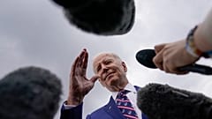 FILE: Joe Biden újságírókkal beszélget a Raleigh-Durham nemzetközi repülőtéren, Morrisville, NC, 2023. március 28.