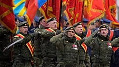 ΑΡΧΕΙΟ: Ρώσοι στρατιωτικοί παρελαύνουν κατά τη διάρκεια της στρατιωτικής παρέλασης της Ημέρας της Νίκης στην Κόκκινη Πλατεία στη Μόσχα, 9 Μαΐου 2024.