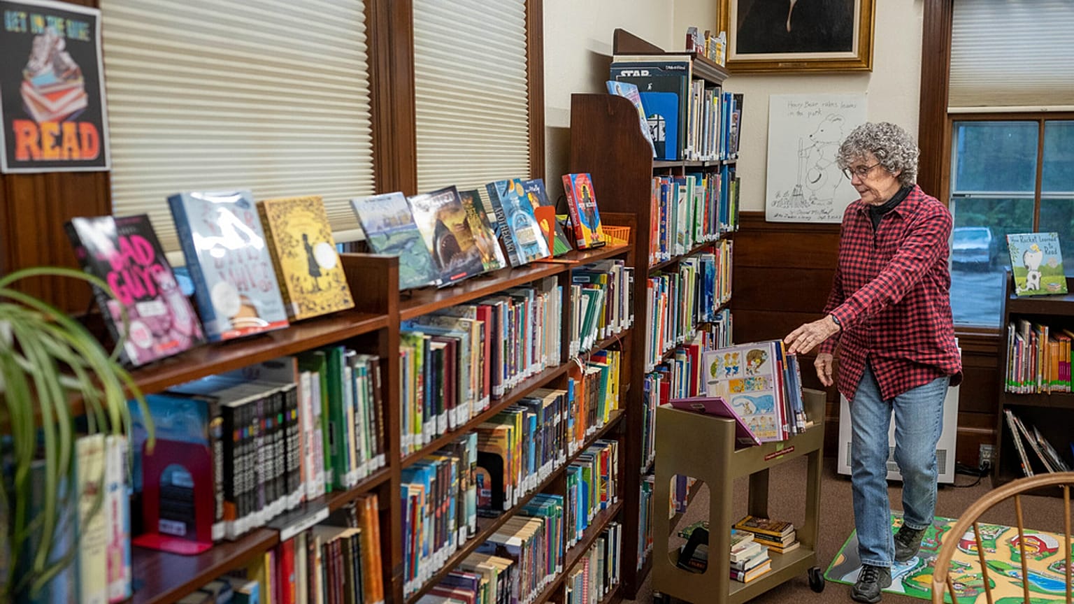دونا سيرون تضع الكتب على الرفوف يوم الاثنين 18 سبتمبر 2023 في مكتبة زادوك لونج المجانية في باكفيلد بولاية مين