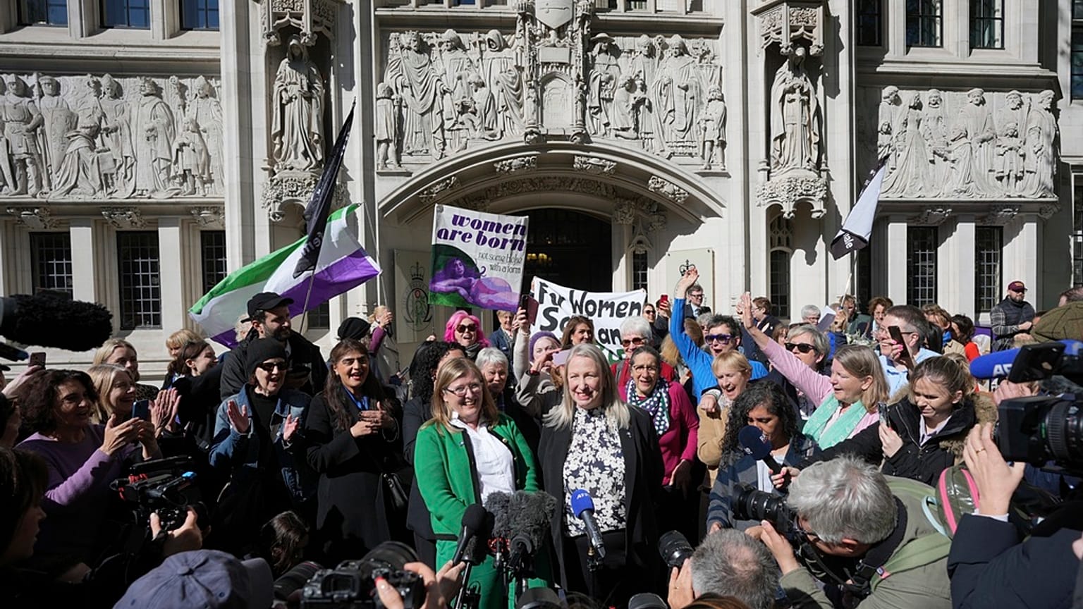 Demonstráció a brit Legfelsőbb Bíróság előtt