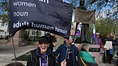 Attiviste per i diritti delle donne tengono cartelli fuori dalla Corte Suprema per contestare le leggi sul riconoscimento di genere, a Londra, 16 aprile 2025