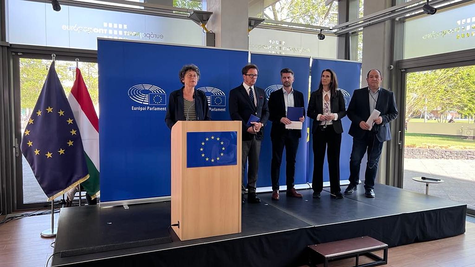 Az Európai Parlament ötfős küldöttsége a budapesti sajtótájékoztatón 2025. április 16-án 