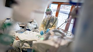 Ένας νοσηλευτής εντατικής θεραπείας περιθάλπει έναν ασθενή με COVID-19 στη μονάδα εντατικής θεραπείας ενός νοσοκομείου του Βερολίνου, 11 Νοεμβρίου, 2020
