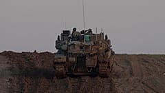 Ein Fahrzeug der israelischen Armee ist in der Nähe der Grenze zwischen Israel und dem Gazastreifen zu sehen, 1. Januar 2025.