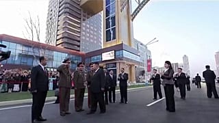  الزعيم الكوري الشمالي كيم جونغ أون يخرج من السيارة ويحيي المسؤولين، وخلفه تقف ابنته كيم جو آي.  15.04.2025