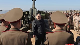 Kim elnök koreai tüzértisztek társaságában