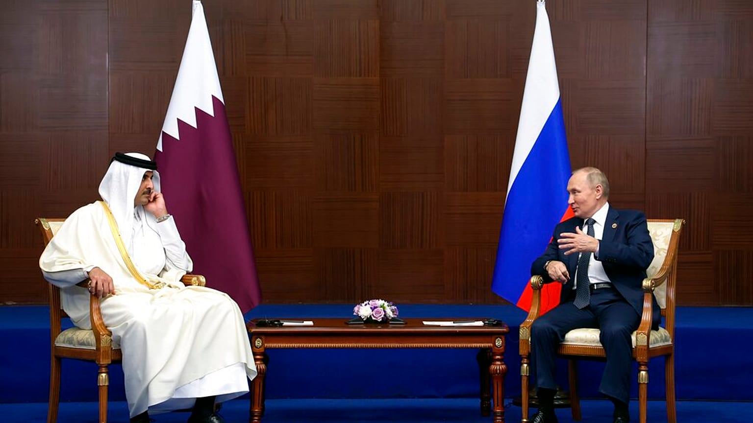 الرئيس الروسي فلاديمير بوتين مع أمير قطر، الشيخ تميم بن حمد آل ثاني في أستانا، كازاخستان، الخميس، 13 أكتوبر/تشرين الأول 2022. 