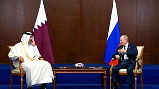 الرئيس الروسي فلاديمير بوتين مع أمير قطر، الشيخ تميم بن حمد آل ثاني في أستانا، كازاخستان، الخميس، 13 أكتوبر/تشرين الأول 2022. 