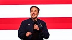 Elon Musk ride durante un'assemblea domenica 30 marzo 2025 a Green Bay, Wisconsin.