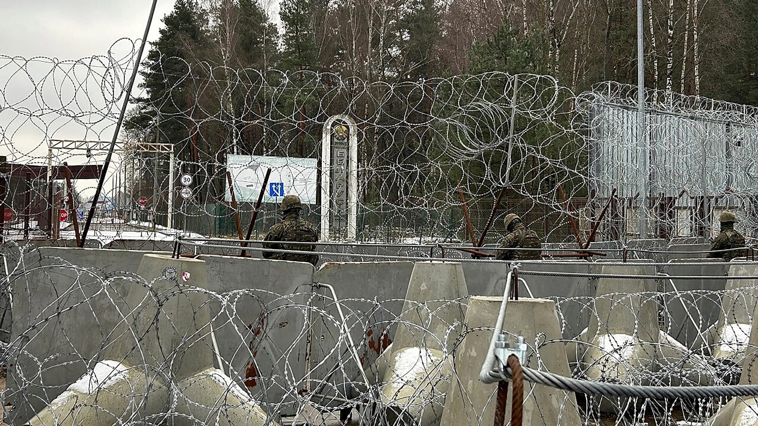 Des gardes-frontières polonais regardent le Bélarus vers l'est au point de passage Połowce-Pieszczatka à Polowce, en Pologne, le jeudi 16 janvier 2025.