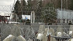Πολωνοί συνοριοφύλακες κοιτούν ανατολικά προς τη Λευκορωσία στο σημείο διέλευσης Połowce-Pieszczatka στο Polowce της Πολωνίας, Πέμπτη 16 Ιανουαρίου 2025.