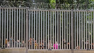 Miembros de un grupo de unos 30 migrantes en busca de asilo en Bialowieza, Polonia, el 28 de mayo de 2023
