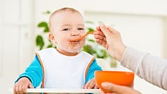Mama yiyen bir bebeğin temsili görseli.