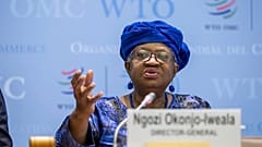 Η γενική διευθύντρια του ΠΟΕ Ngozi Okonjo-Iweala παρουσίασε την Τετάρτη τις προβλέψεις του παγκόσμιου εμπορίου για το 2025 επισημαίνοντας σημαντικές διαταραχές.