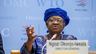 Ngozi Okonjo-Iweala, a sinistra, direttore generale dell'OMC, parla con i media il 16 aprile 2025.