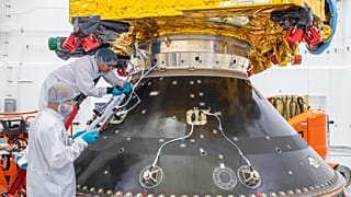 Préparation du télescope spatial Euclid en vue de son lancement depuis Cap Canaveral, en Floride.