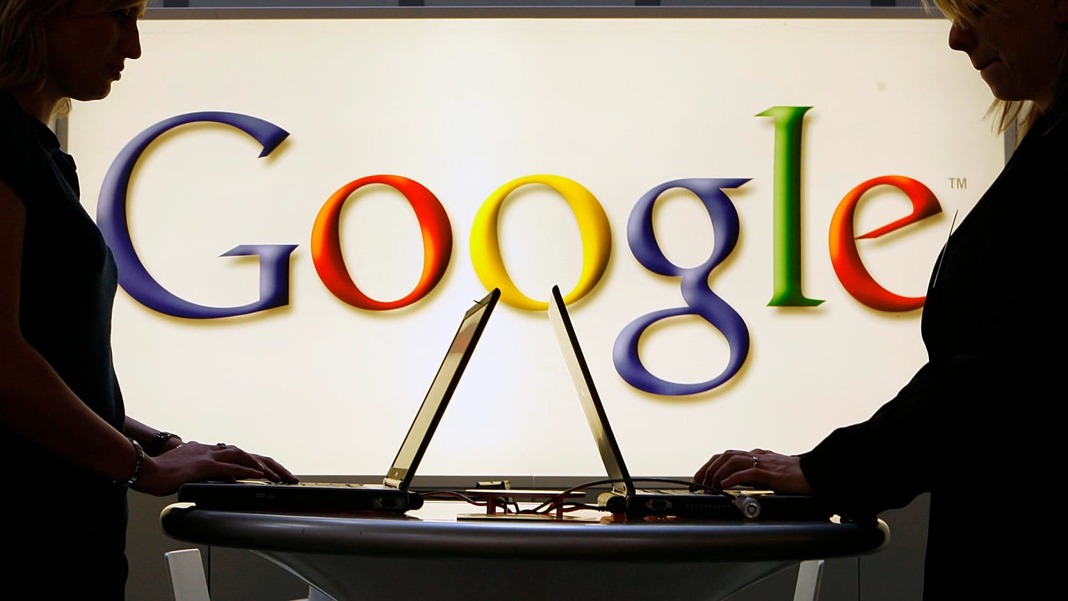 Katılımcılar 2014 yılında Almanya'nın Hannover kentinde düzenlenen sanayi fuarı Hannover Messe'de Google logolu ışıklı bir tabelanın önünde dizüstü bilgisayarlarında çalışıyorlar