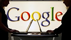 Katılımcılar 2014 yılında Almanya'nın Hannover kentinde düzenlenen sanayi fuarı Hannover Messe'de Google logolu ışıklı bir tabelanın önünde dizüstü bilgisayarlarında çalışıyorlar