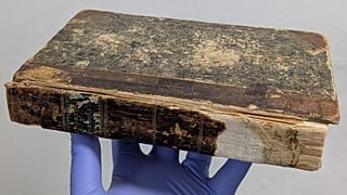 Un libro perduto rilegato in pelle umana è ora esposto in un museo del Regno Unito